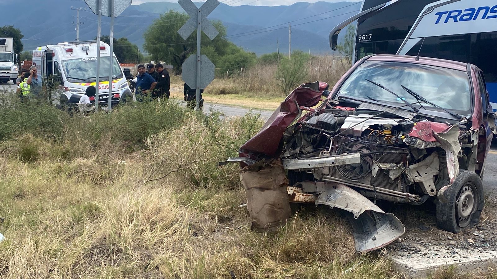 El coche quedó destrozado en el frente, afortunadamente la familia solo resultó con algunos golpes leves.