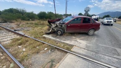 Photo of Chocan contra el tren y se salvan de milagro