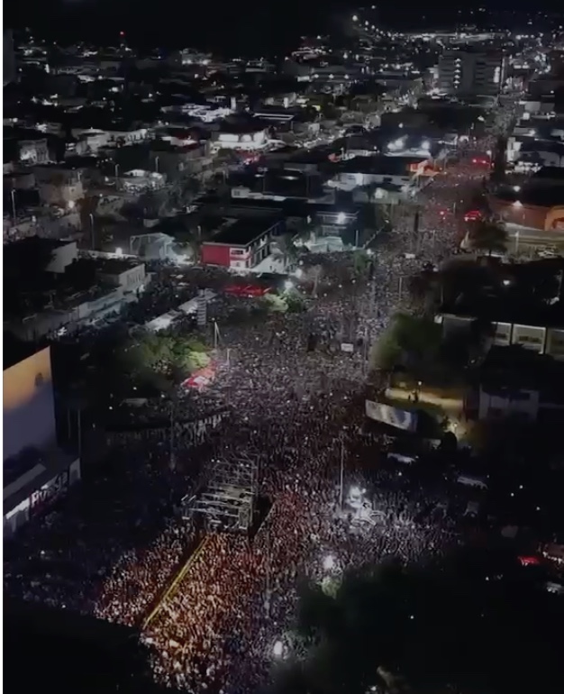 Desde distintos puntos de la avenida Rosales —situada entre la Universidad de Sonora y el Teatro Emiliana de Zubeldía, las familias disfrutaron del espectáculo.