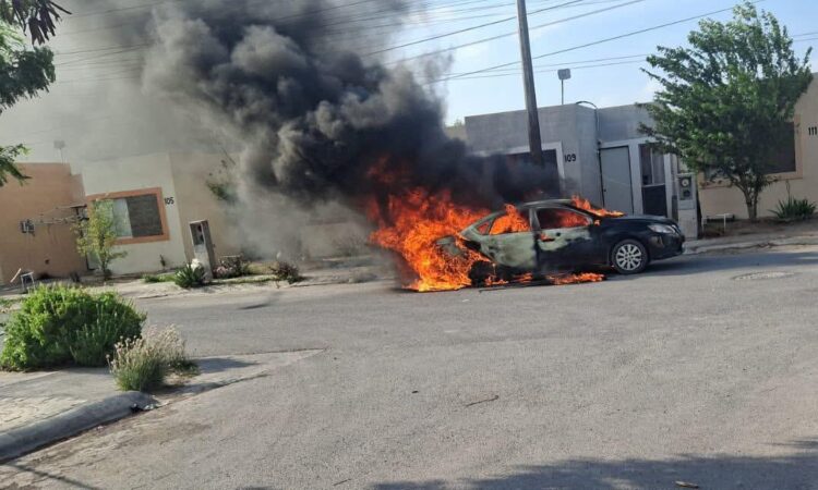 El vehículo de los agresores fue abandonado y se incendió.
