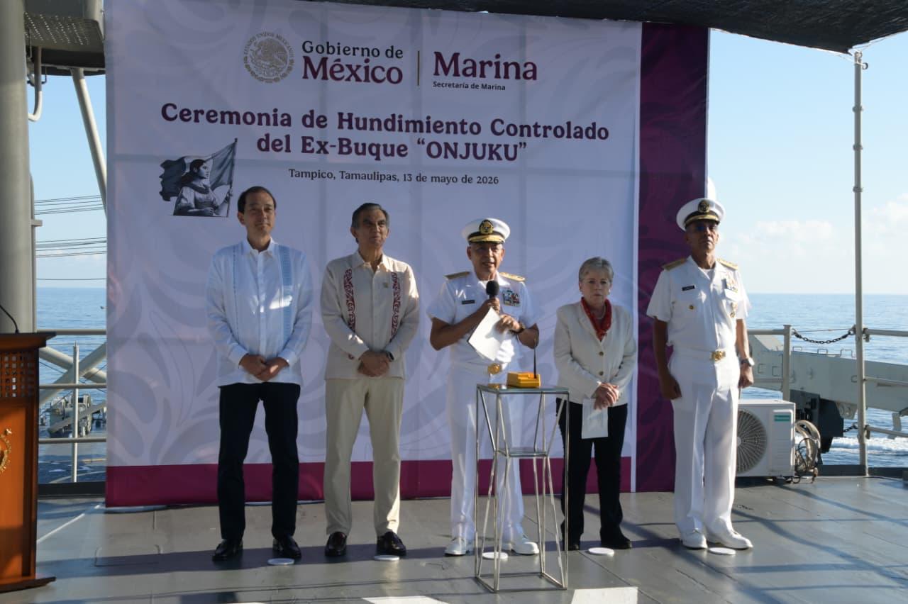 A bordo del buque Papaloapan, anclado frente a las costas tamaulipecas, el Gobernador Américo Villarreal Anaya atestiguó el hundimiento del ex buque.