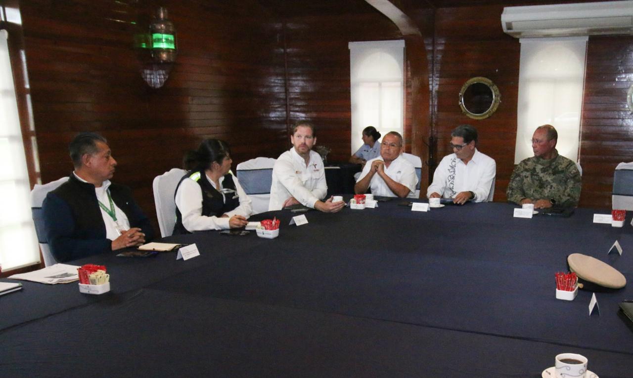 Autoridades federales, estatales y municipales investigan una mancha de hidrocarburo en el río Pánuco. La Marina coordina acciones para contener el impacto y determinar responsabilidades.