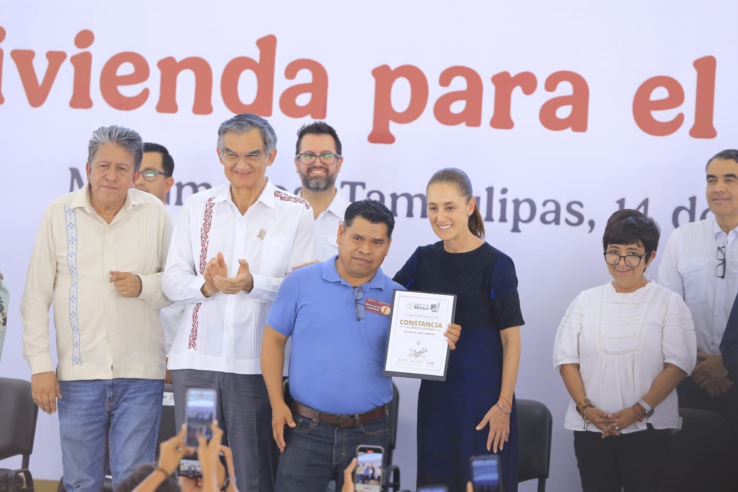 La Presidenta Claudia Sheinbaum entregó además constancias de finiquito de créditos y escrituras.