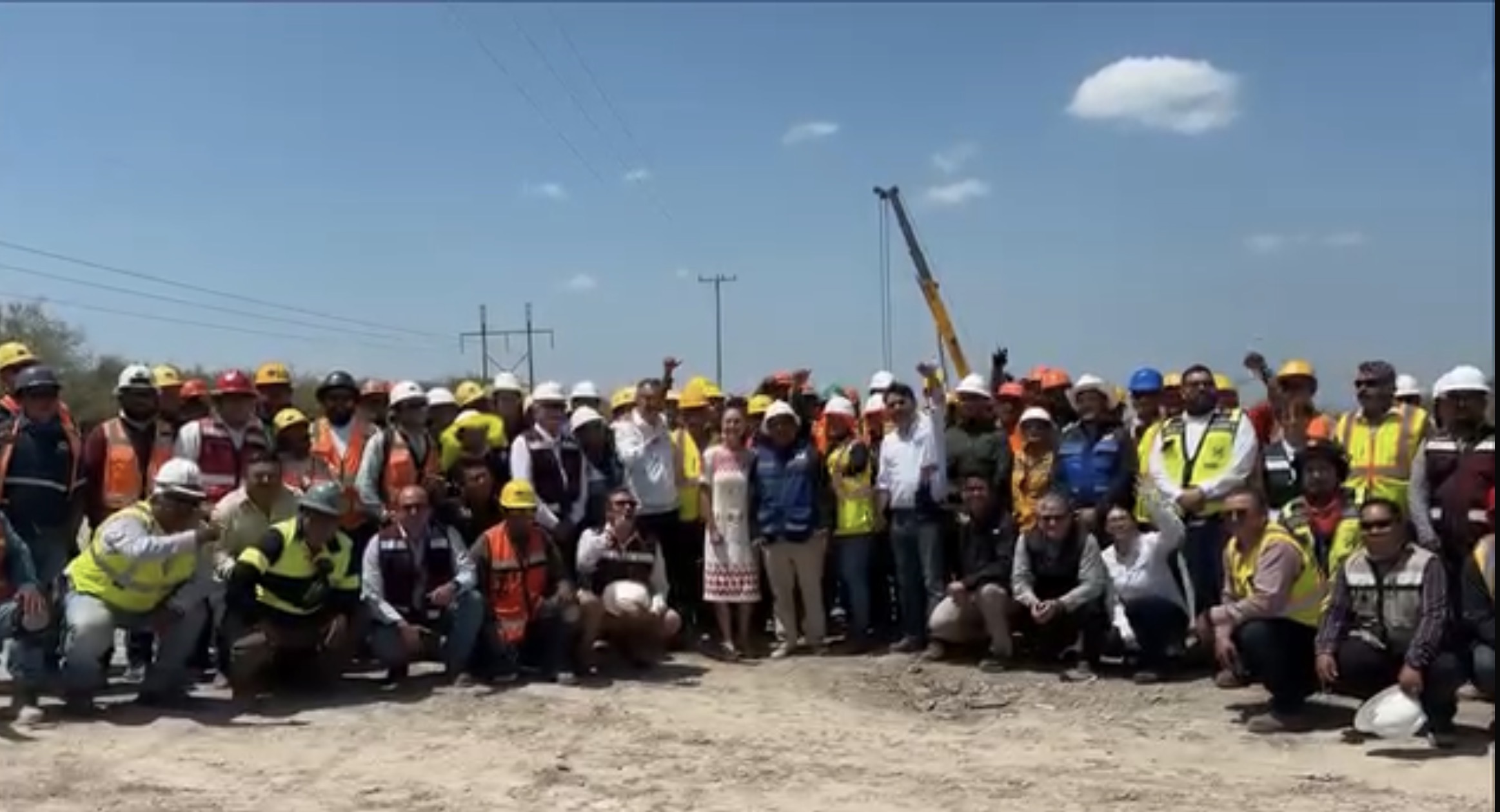La mandataria federal posó con los trabajadores del acueducto.