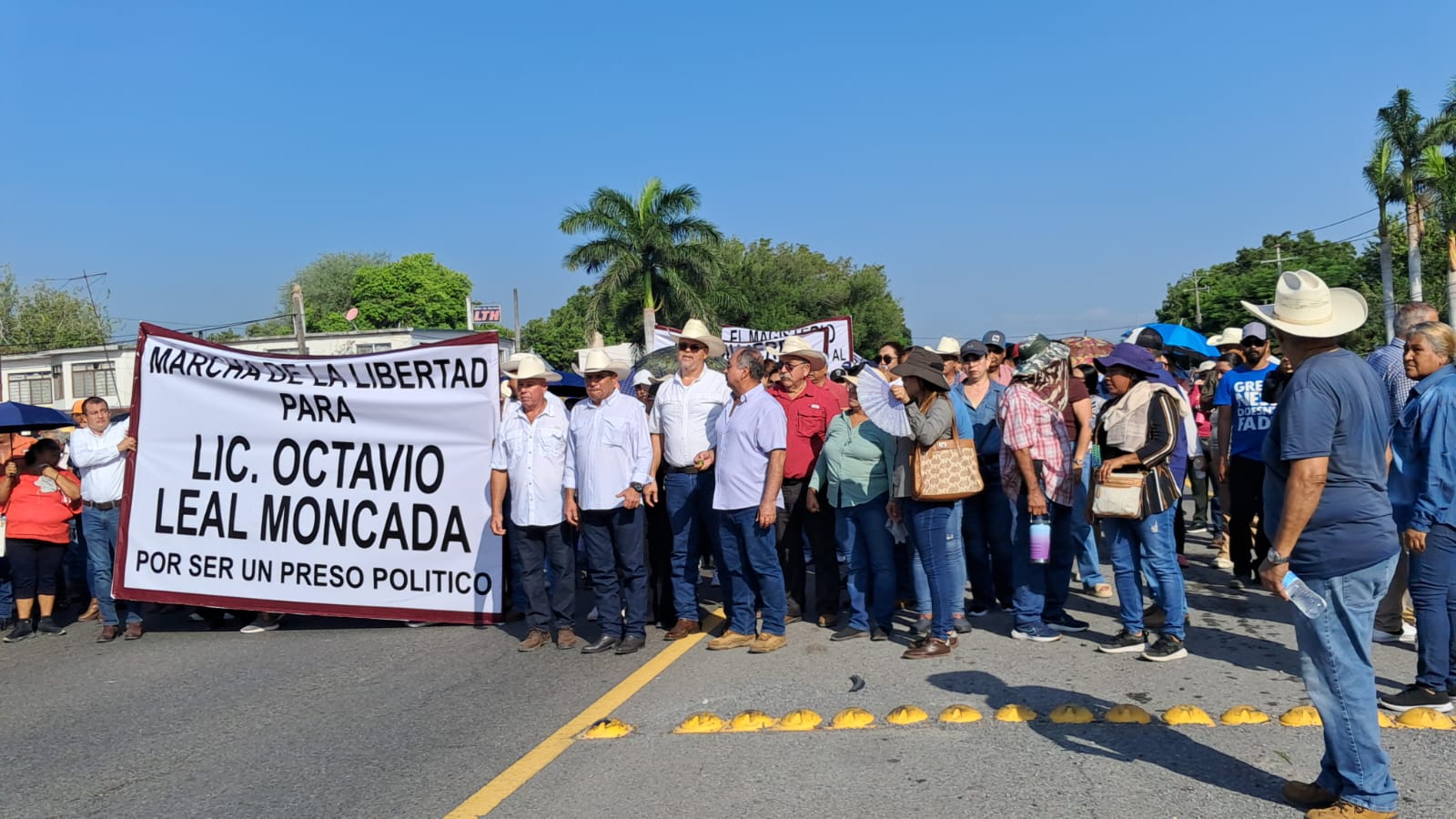Habitantes de siete municipios recorrieron la carretera Victoria-Monterrey desde Hidalgo hasta El Barretal para exigir la liberación del líder de la Columna “Pedro J. Méndez”.