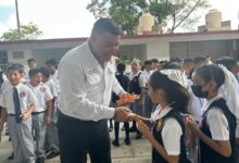 Photo of Diputado de Morena entrega dos lápices por alumno y genera críticas en redes