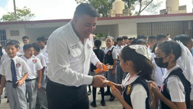 Photo of Diputado de Morena entrega dos lápices por alumno y genera críticas en redes