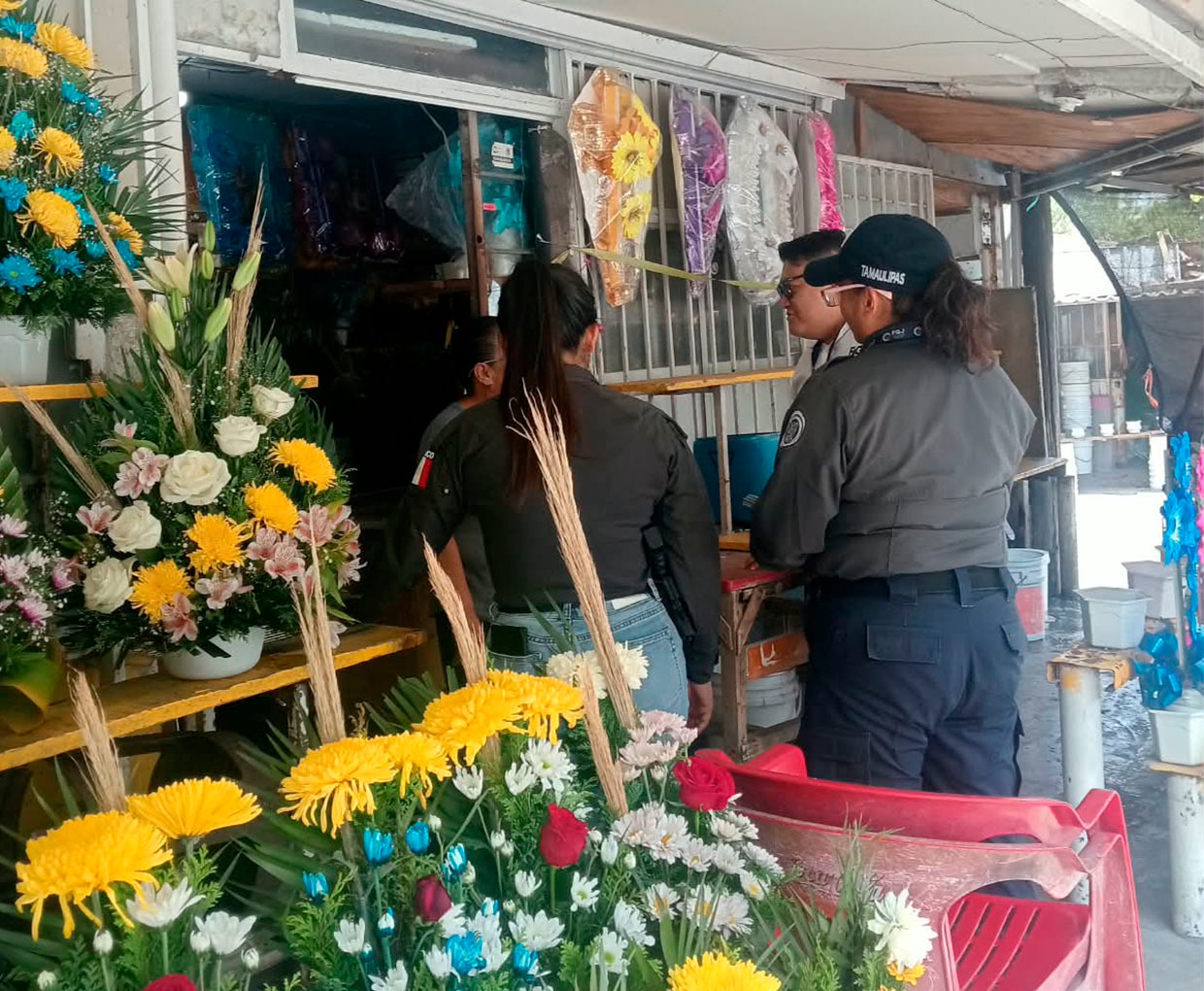 Agentes de la Policía de Investigación realizaron un operativo de prevención y proximidad en florerías ubicadas junto al cementerio Sagrado Corazón de Reynosa.