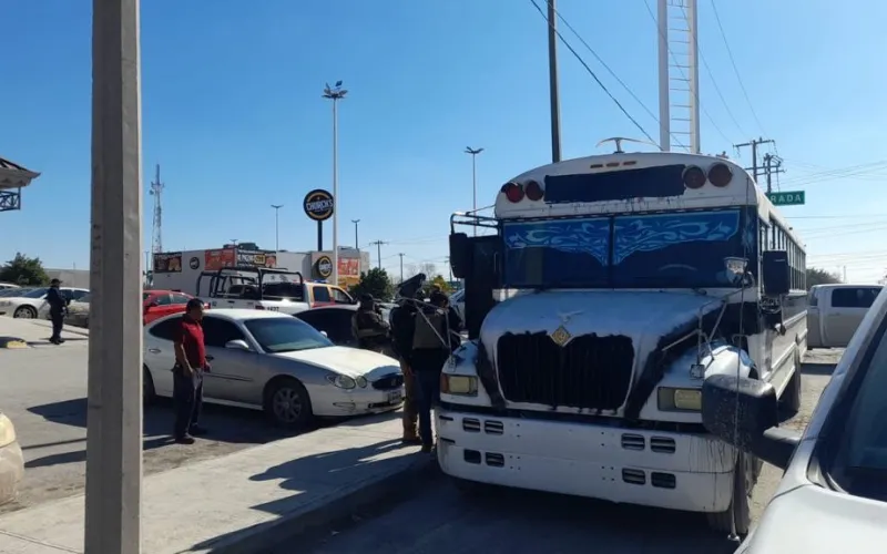 Los migrantes fueron localizados dentro del autobús donde fueron abandonados. 