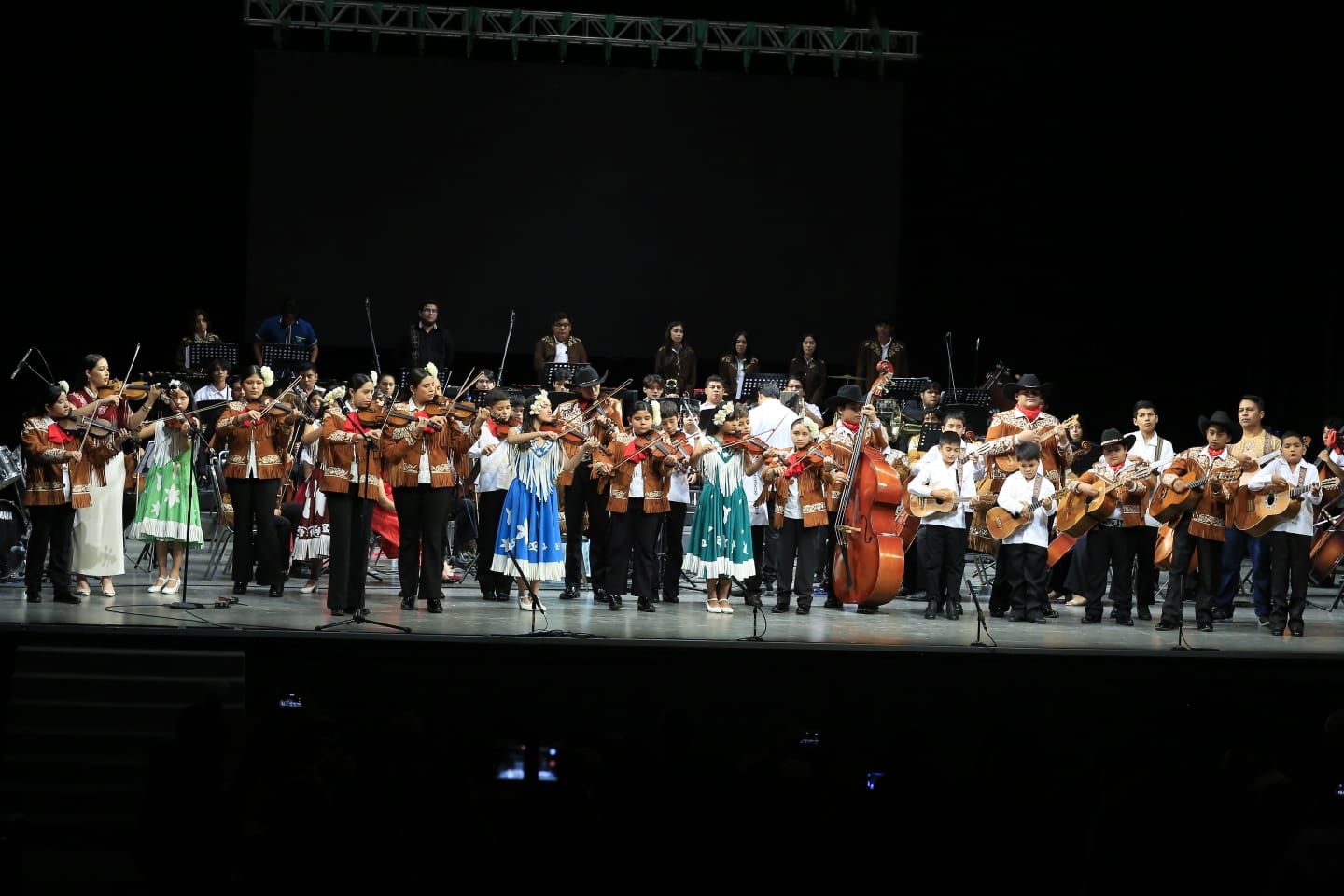 Niñas, niños y jóvenes del Sistema Tamaulipeco de Agrupaciones Musicales Comunitarias cerraron el XXXIII Festival Internacional en la Costa del Seno Mexicano con un concierto de música regional.