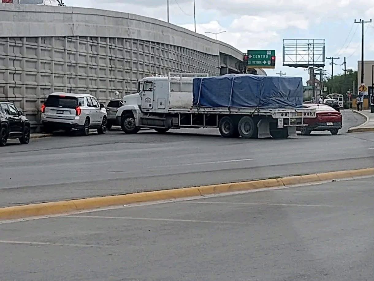 Bloqueos con vehículos de carga y transporte afectaron la circulación en Matamoros y Río Bravo, tras reportarse la detención de Axel Alfredo Cárdenas Rodríguez, hijo de “El Contador”.