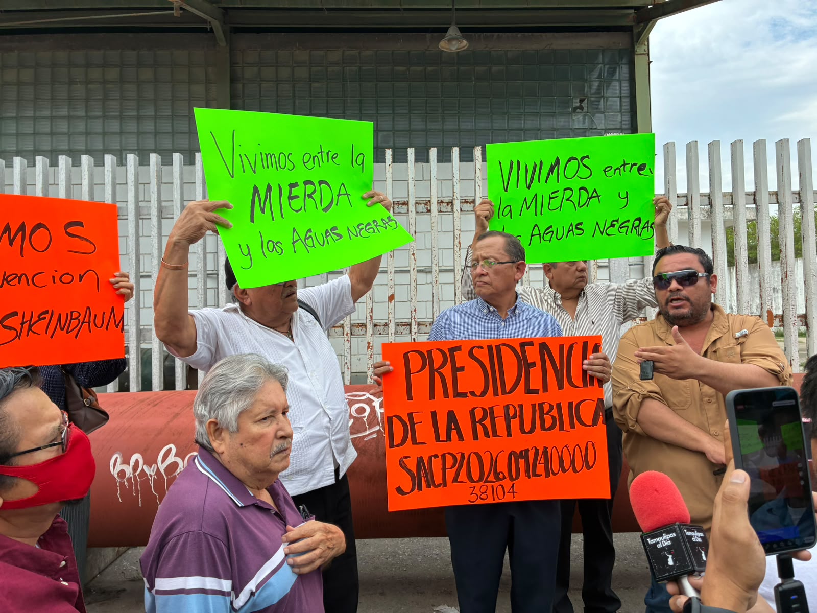 Vecinos de la colonia Lázaro Cárdenas protestaron en Ciudad Victoria por un derrame de aguas negras y pidieron a Sheinbaum intervenir ante Ferromex.
