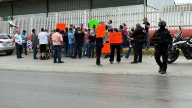 Photo of Protestan vecinos por aguas negras; piden a Sheinbaum intervenir ante Ferromex