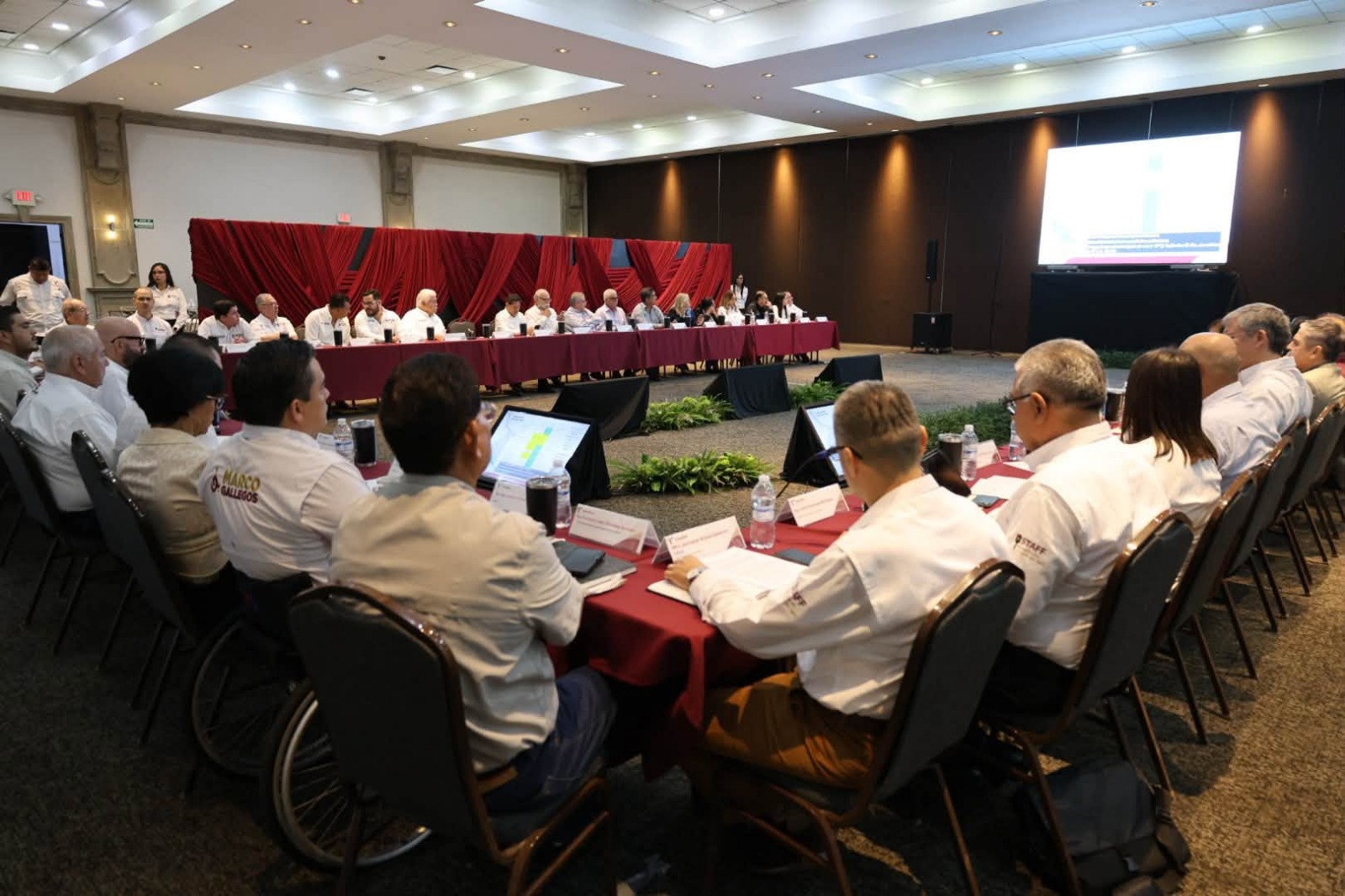 Autoridades estatales, municipales y representantes del sector agrícola participaron en la reunión para evaluar la disponibilidad de agua en Tamaulipas.